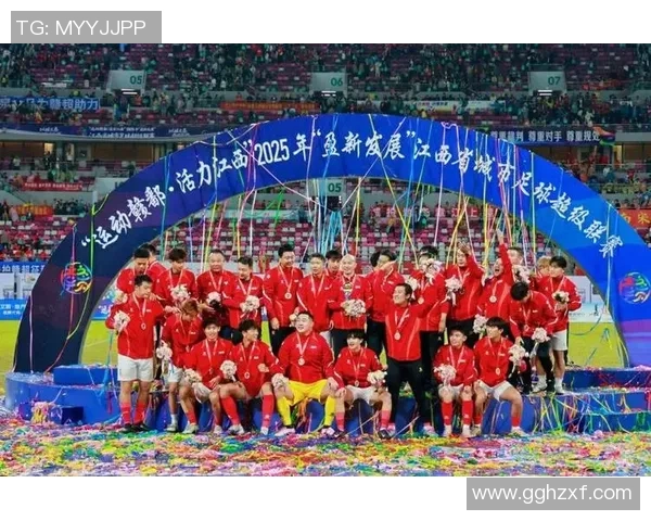 足球明星荣耀归国庆祝夺冠成就与家乡人民共享喜悦